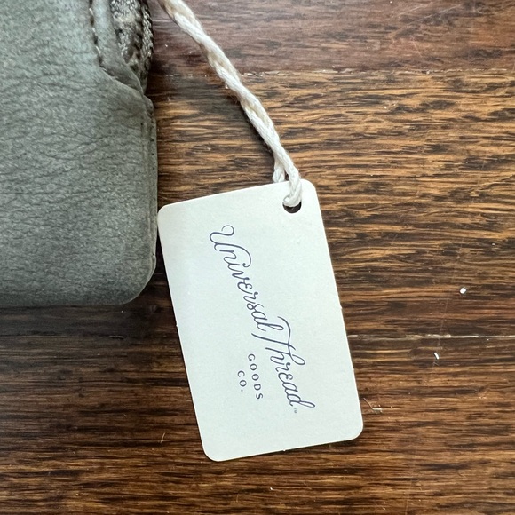 Universal Thread / Green Wallet - Picture 5 of 5